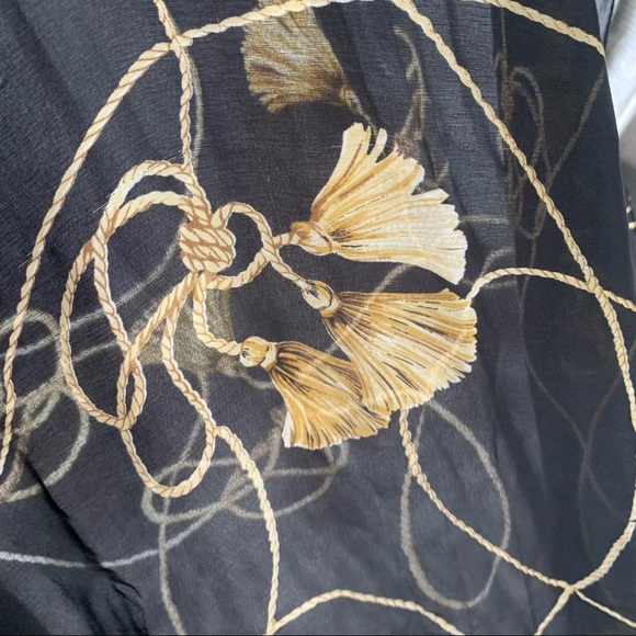 ❤️❤️Host Pick ❤️❤️ Oversize lightweight scarf or shawl with classic pattern - Picture 4 of 5